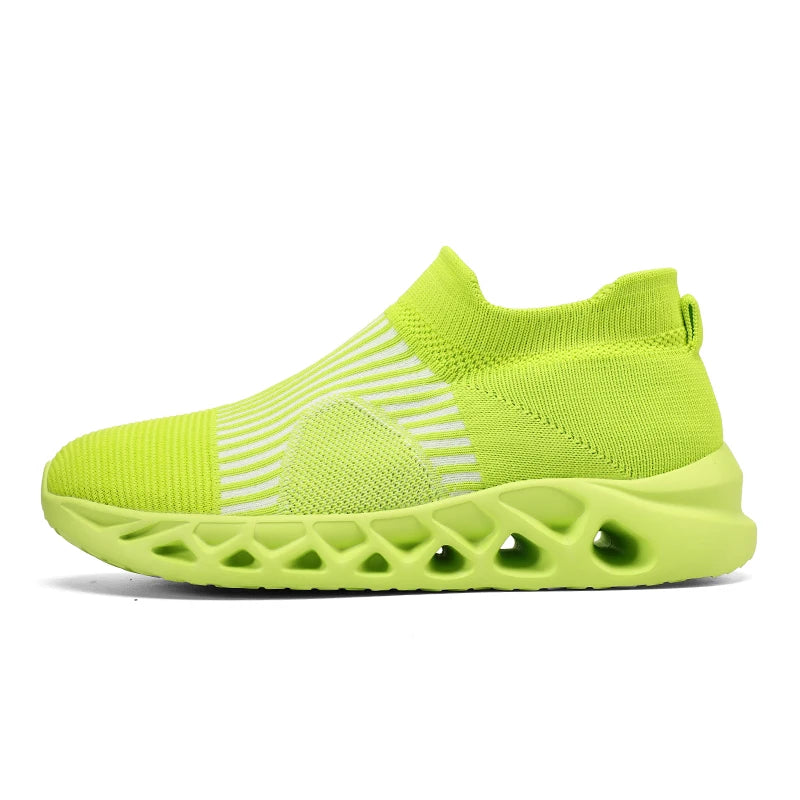 Nuove scarpe sportive da uomo e da donna per l'autunno: comode e leggere, ideali per camminare e correre. Con ammortizzazione e resistenza all'usura.