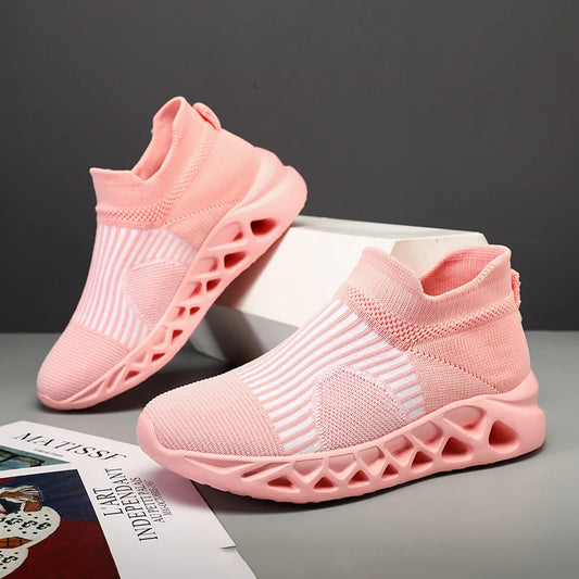 Nuove scarpe sportive da uomo e da donna per l'autunno: comode e leggere, ideali per camminare e correre. Con ammortizzazione e resistenza all'usura.