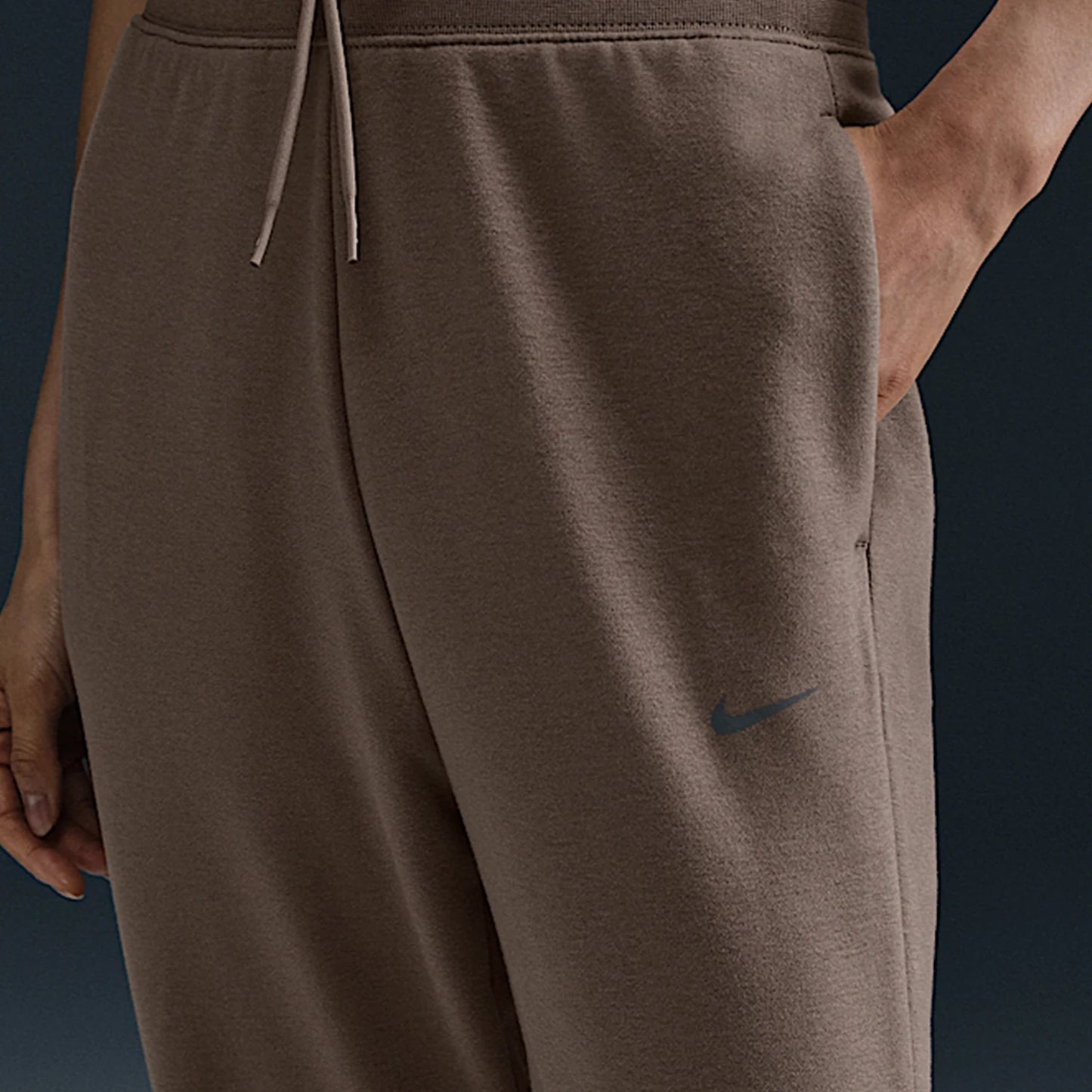 Pantaloni sportivi affusolati tie-dye di tendenza ufficiali della nuova Nike FB5435-233