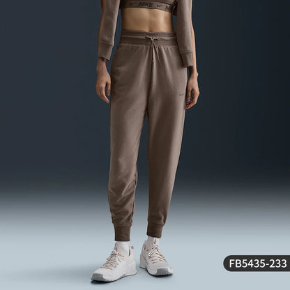 Pantaloni sportivi affusolati tie-dye di tendenza ufficiali della nuova Nike FB5435-233