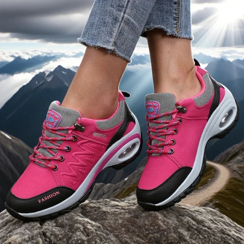 Scarpe da trekking outdoor da donna con plateau, nel classico colore impermeabile