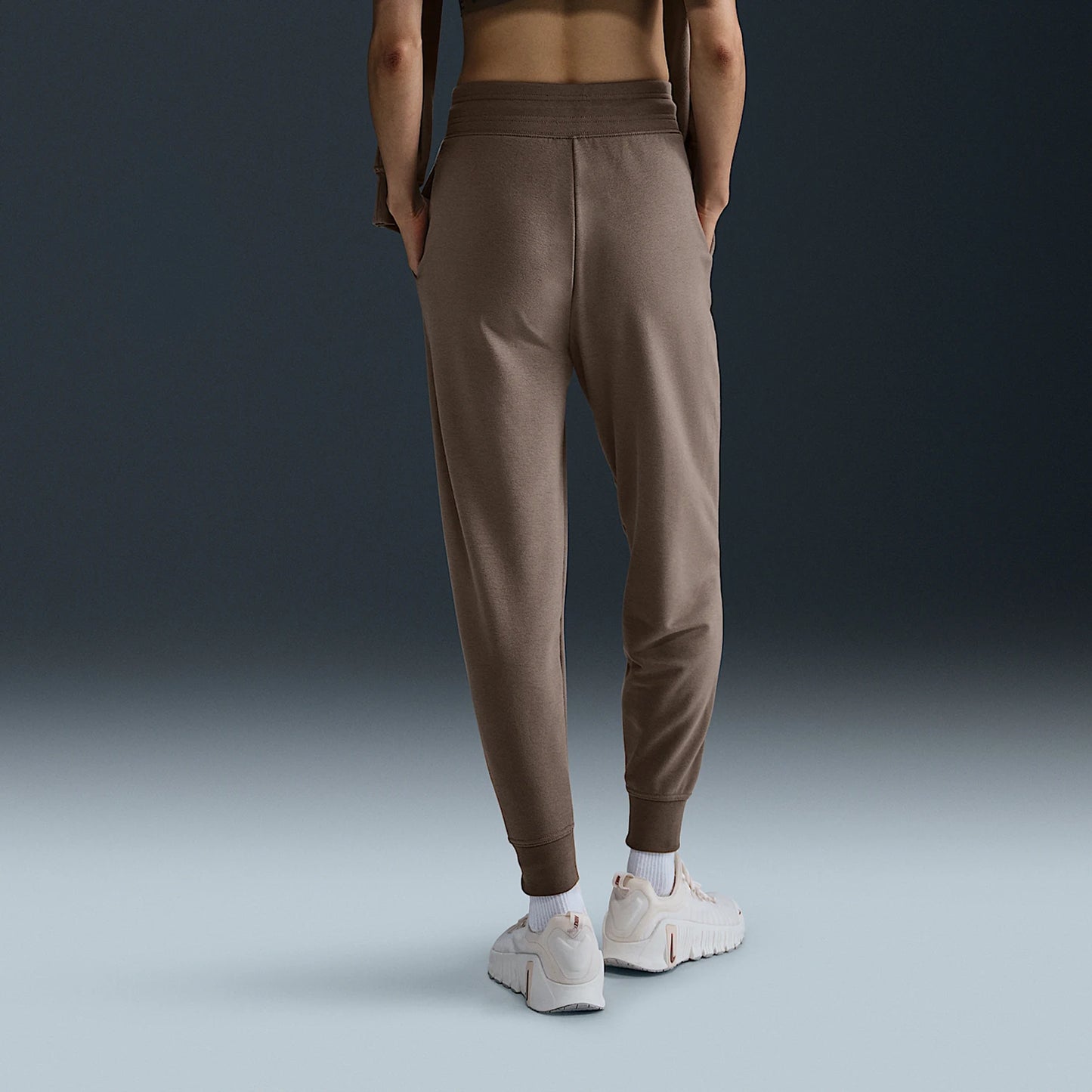 Pantaloni sportivi affusolati tie-dye di tendenza ufficiali della nuova Nike FB5435-233